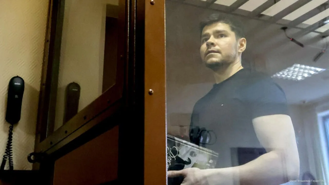 • С 7 до 6 лет снизили срок блогеру Аязу Шабутдинову, обвиняемому в мошенничестве в осо...