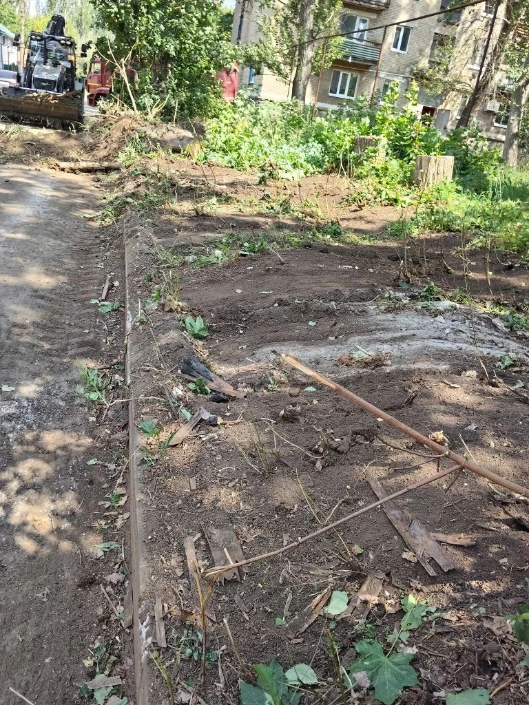 В городе Суходольск по улице Постышева продолжаются работы по вырубке поросли,а также у...