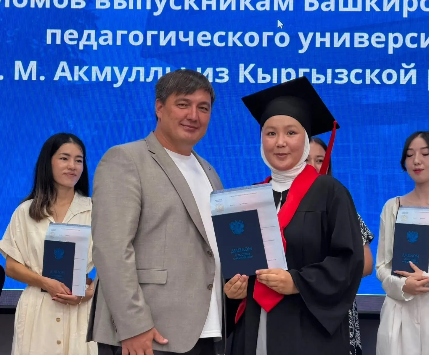 🎓 В Кыргызстане торжественно вручили дипломы выпускникам Акмуллинского университета 20...