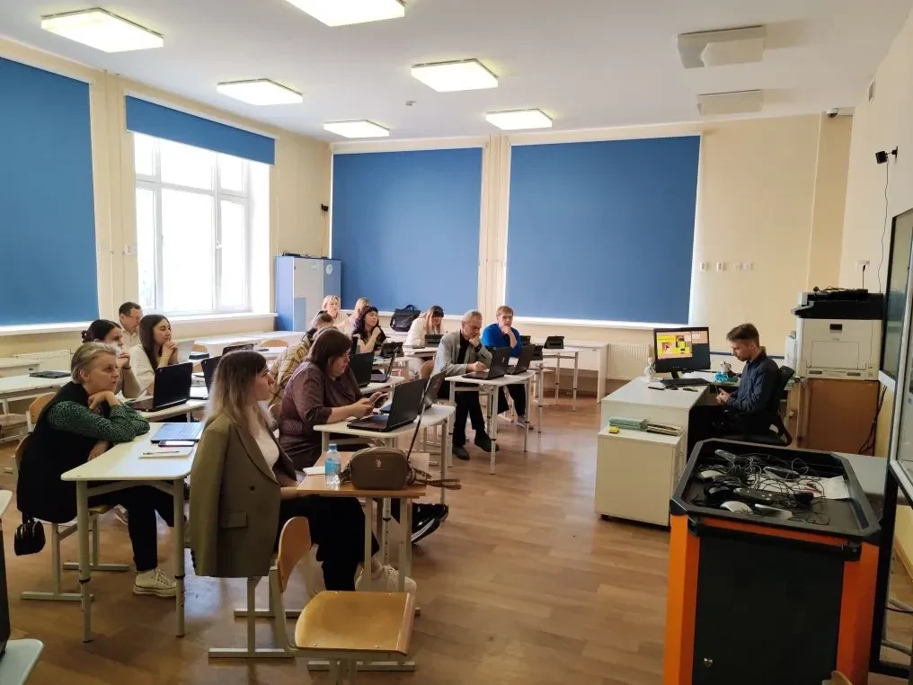 Пока наши школьники отдыхают на каникулах, педагоги сменили их за партами. В нашей школе продолжает 