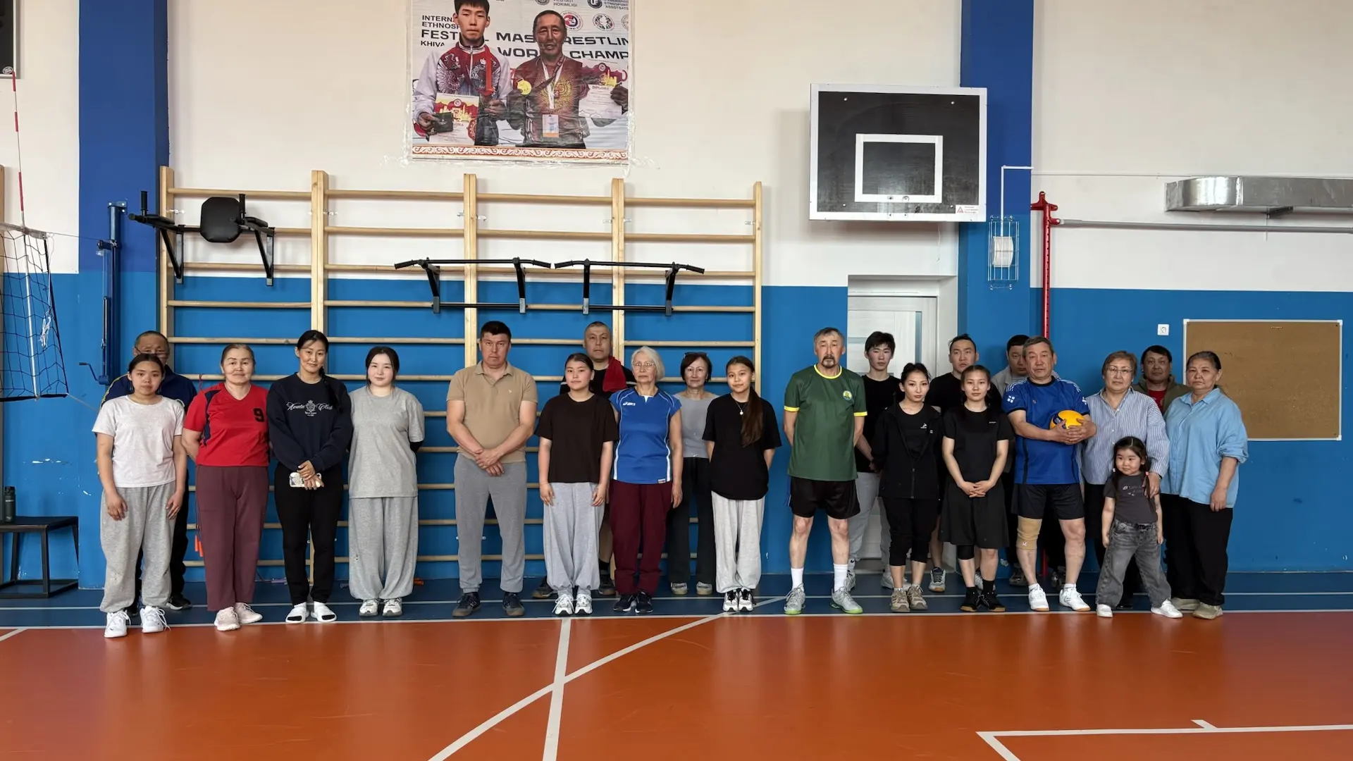 Дьиэ кэргэн күнүгэр аналлаах аймахтыылар икки ардыларыгар волейбол күрэҕэ буолан ааста.