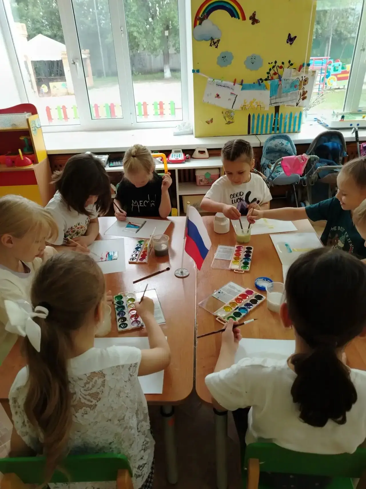 В честь празднования дня Флага России в старшей группе "Абвгдейка"  прошло занятие -бес...