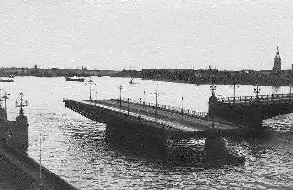 Разводной пролёт Троицкого моста раньше не поднимался, а поворачивался 😳

Изначально у моста была п