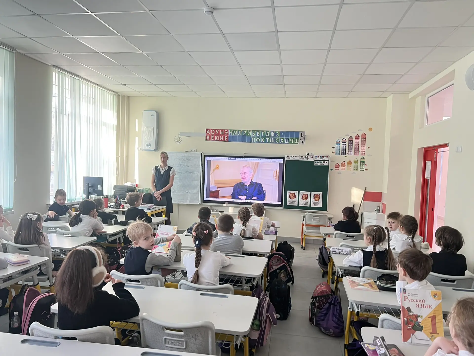 🇷🇺 Понедельник в Колтушской СОШ выдался по-настоящему событийным!  Сегодняшнее утро началось с торже