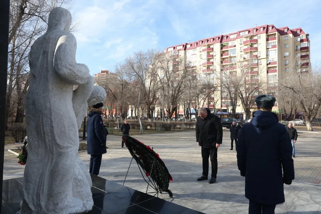 Уважаемые военнослужащие и ветераны! Дорогие астраханцы! Поздравляю вас с Днём защитника Отечества! 