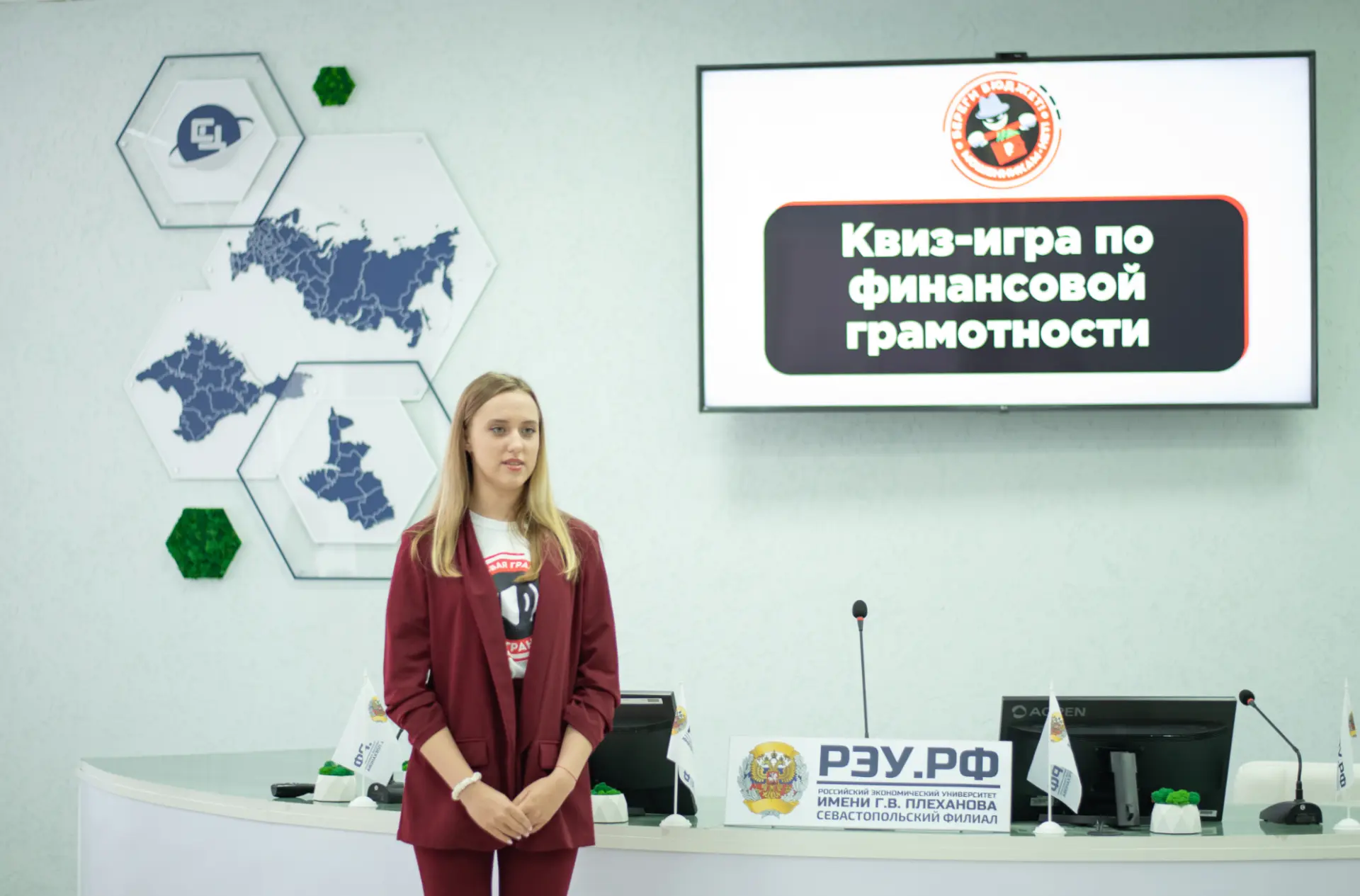 Воспитанники Центра помощи детям «Наш дом» вместе с сотрудниками Департамента финансов ...