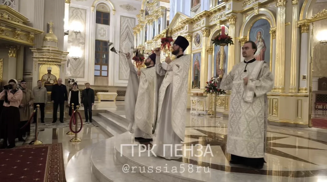 Сотни православных пензенцев встречают Светлое Христово Воскресение в главном храме региона. В его с