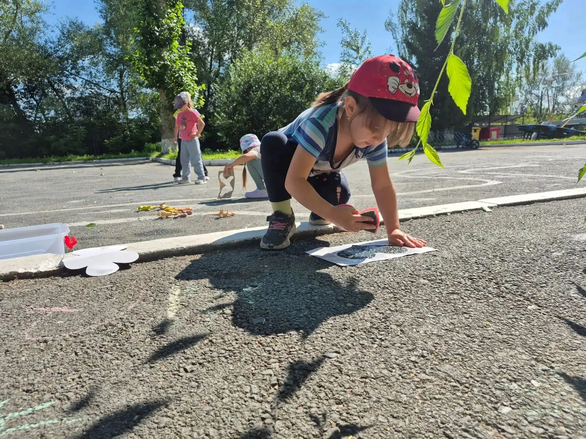 🎉 День рисования мелом в детском саду! 🎉

Ребята превратили асфальт в яркую галерею: рисовали солн