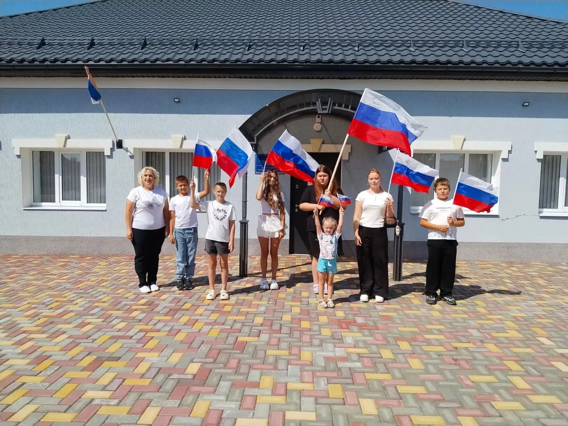 В честь Дня Государственного флага России в Пасековском СК провели патриотическую акцию...