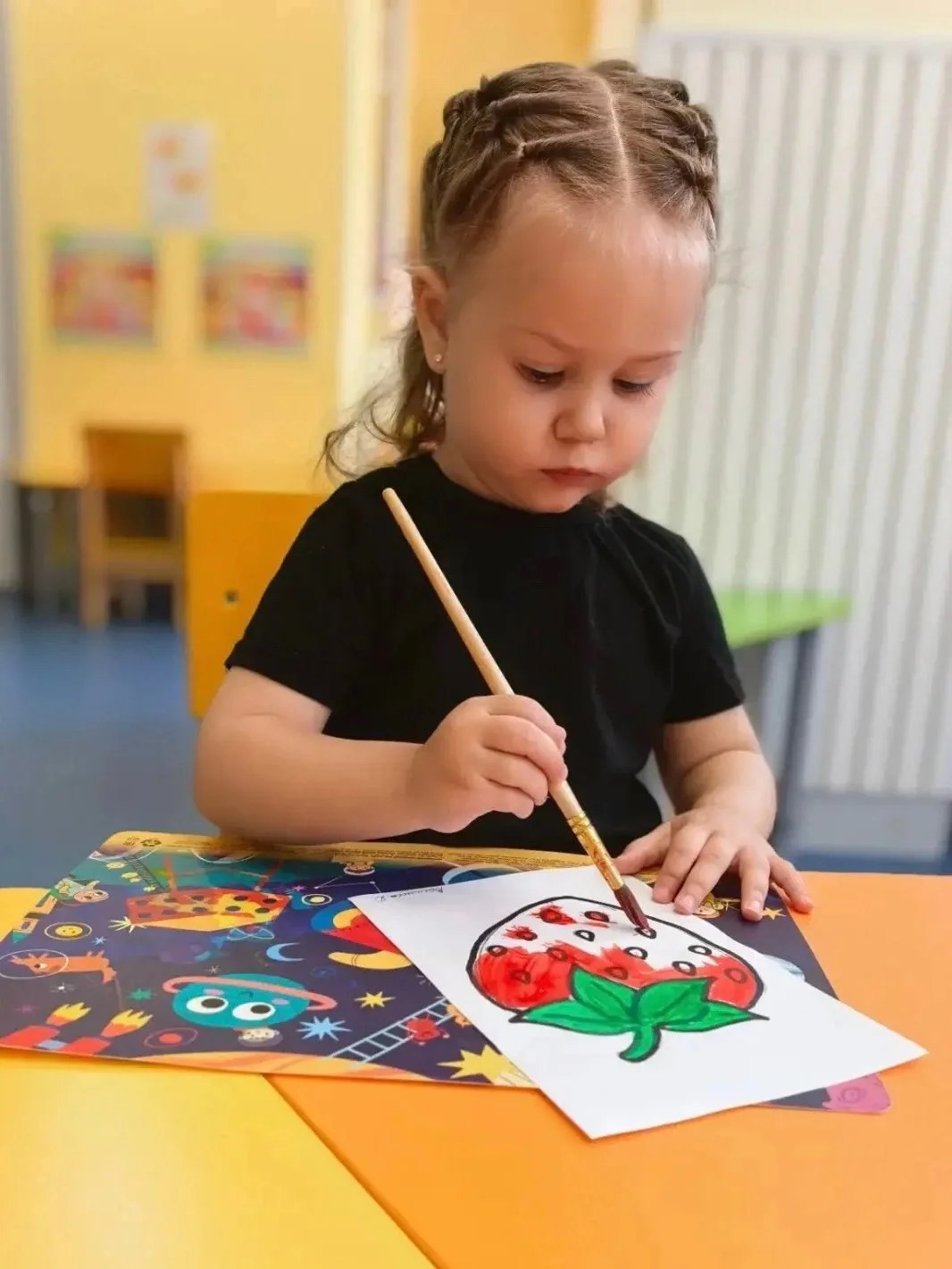 Первое творчество: как мы открываем мир рисования!🎨

Первый карандаш в руке, яркая клякса на пальчи