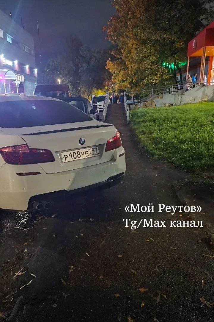 ‼️ Автохам на ул. Октября 5А, постоянно паркуется как хочет, перекрывая дорогу пешеходам
