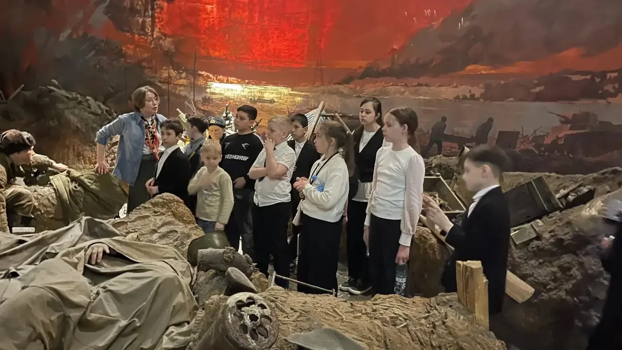 4 в и классный руководитель Сударева Юлия Александровна посетили иммерсивную выставку «Пропавшие в к