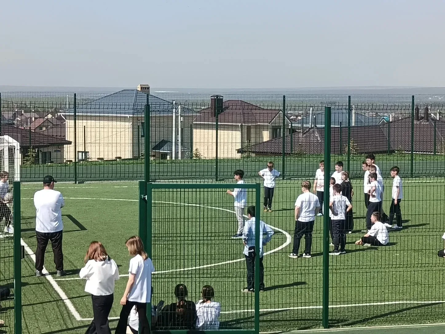 🌞 Ура, отличная погода!  В связи с этим мы переносим наши уроки физкультуры на свежий воздух! 🏃‍♂️🤸‍