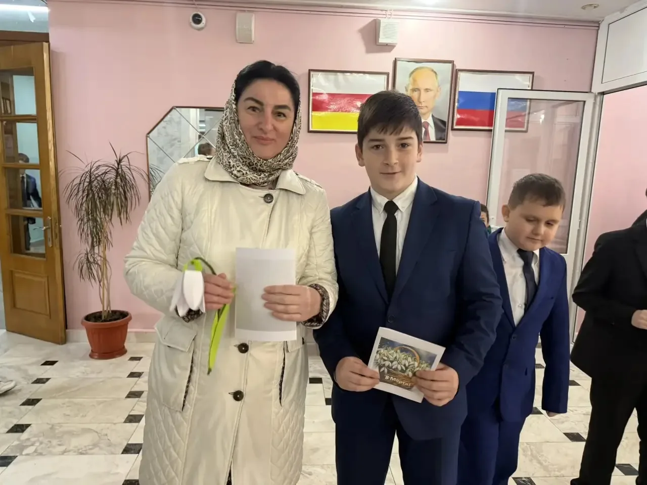 Утро в лицее началось с чуда. Вместо привычной спешки и звонков — море улыбок и весеннее настроение.