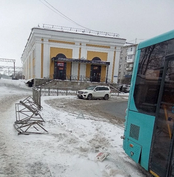 ДТП на вокзале, автобус снёс три секции ограждения.