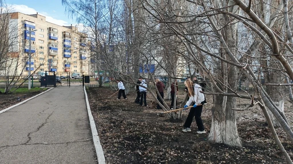 Весеннее солнце светит ярко, птицы поют, а школьный двор ждёт преображения — настало время традицион