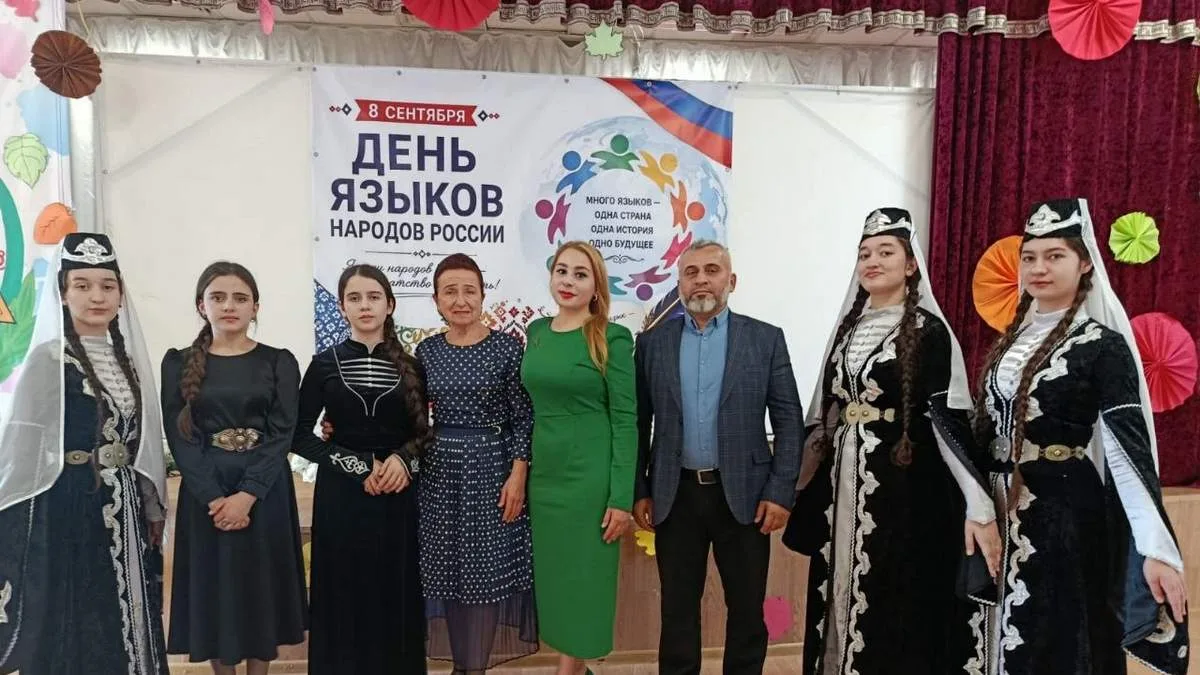 В Троицкой школе №1 ярко прошел День языков народов России
