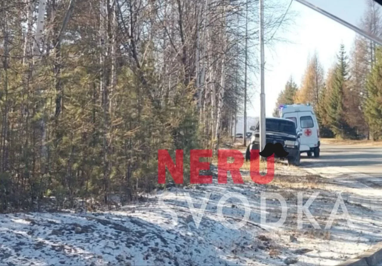 На военкомате машина въехала в столб, сообщают что возможно водителю стало плохо за рулем