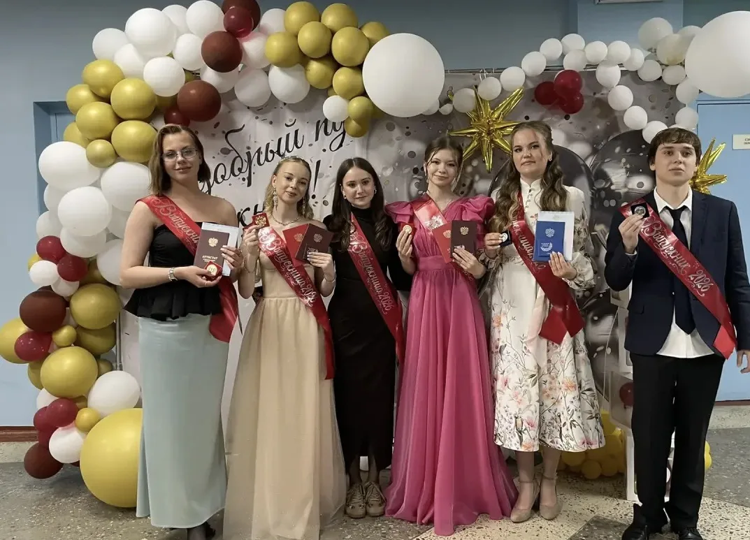 Вот и всё! Аттестаты вручены, слова сказаны... 🎓✨💐

Позади одиннадцать лет уроков, звонков, весёлы