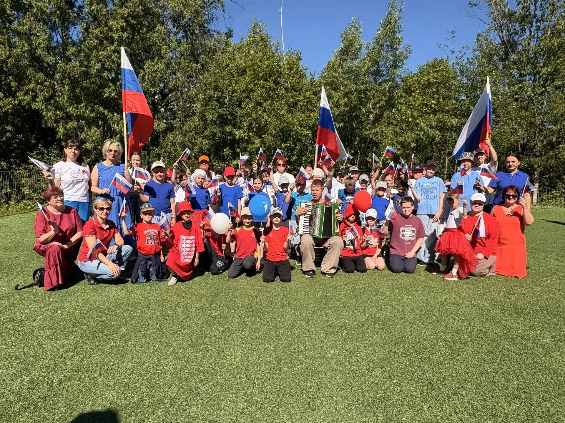 С Днём Великой России, дорогие друзья, ученики, учителя и родители. Этот праздник — символ националь