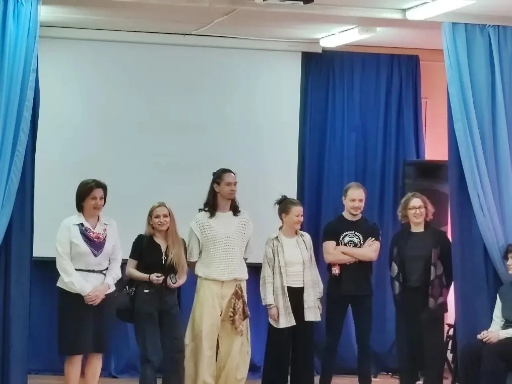 Зажигаем звезд! ✨  4 мая наши ребята из 5«Б» класса попробовали себя в роли настоящих артистов! 🎭  У