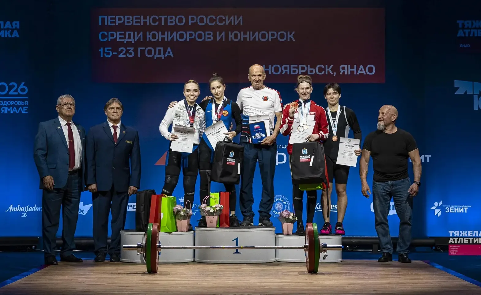 В Ноябрьске прошло первенство России среди юниоров и юниорок (15-23 года) по тяжелой ат...