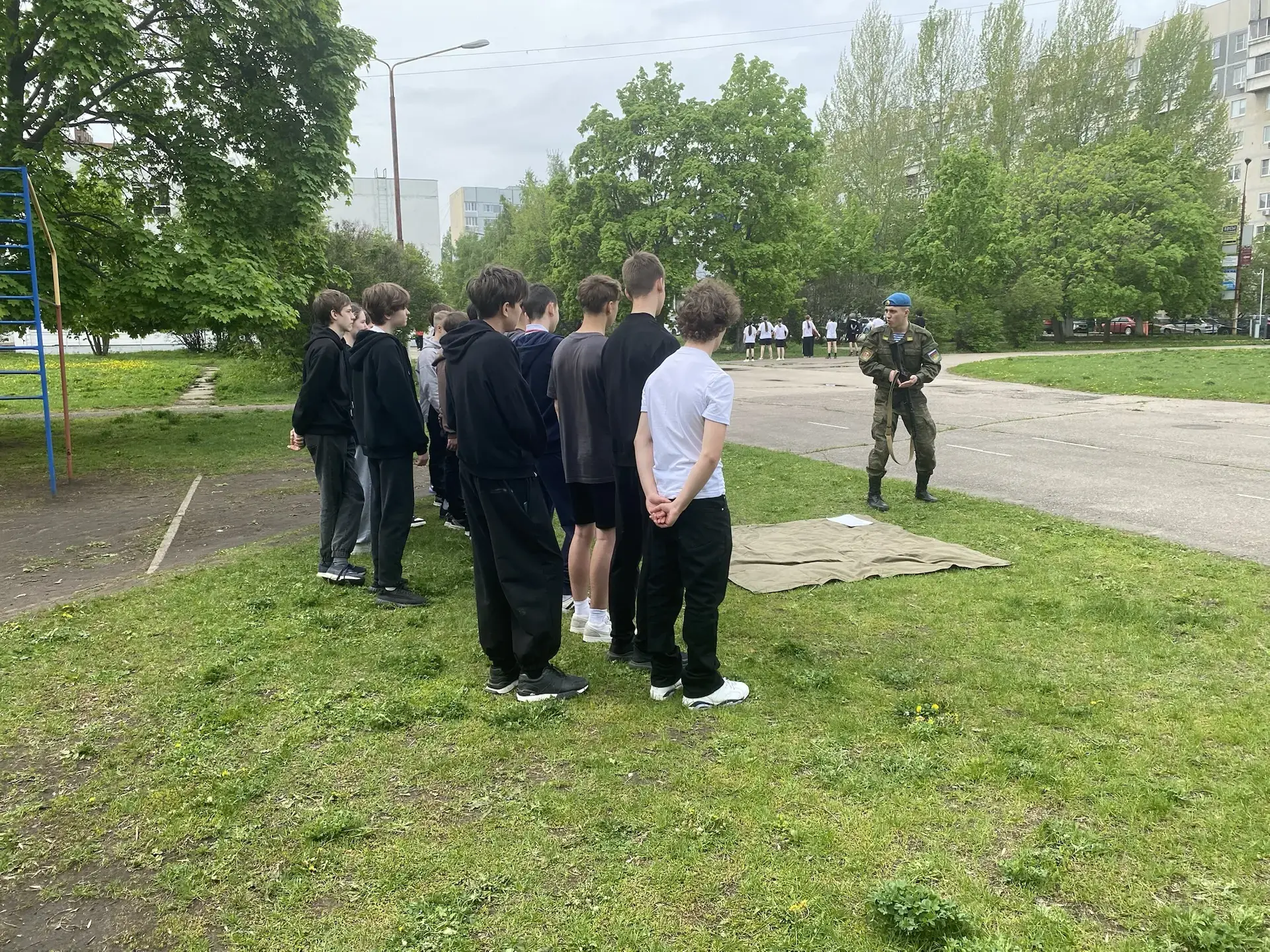 13, 14 и 15 мая 2026 года на базе школы прошли трёхдневные учебные военные сборы для 8-х классов! Он