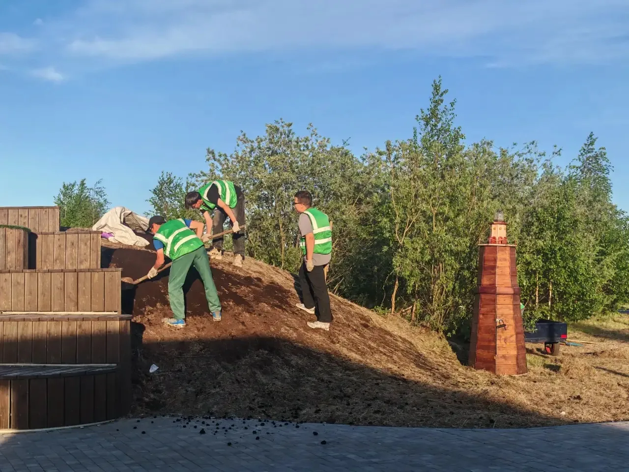 🌿 Город зеленеет на глазах! 

Работы по восстановлению газонов, подсеву семян и уходу за зелёными у