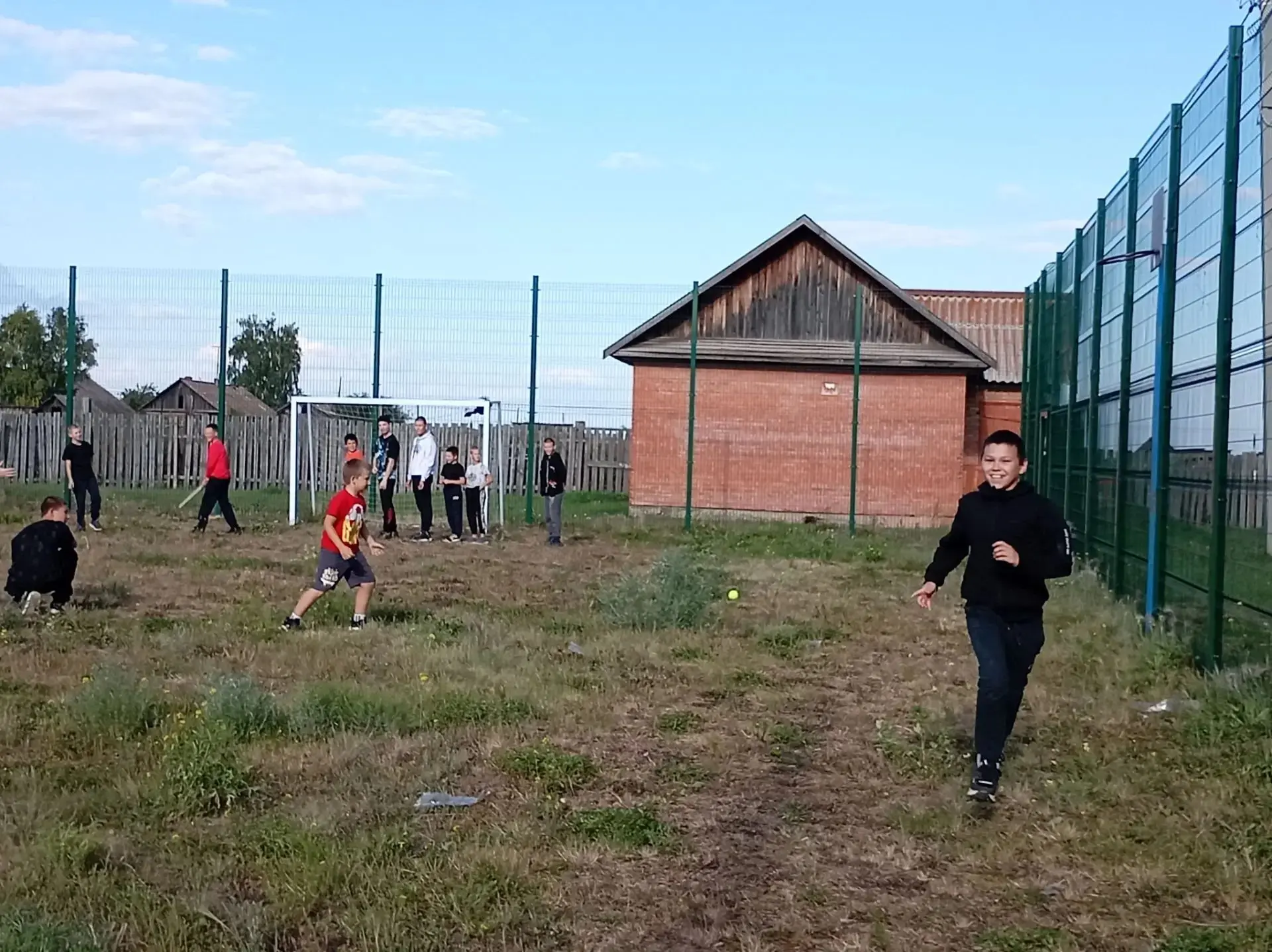 Ну а вечером ребята играли с воспитателями на свежем воздухе в традиционную игру "Лапта...
