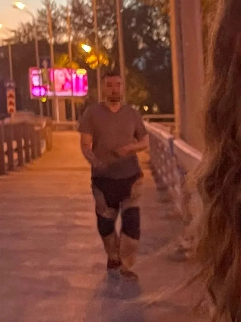 11.06.2026 в 21:00 подошёл к несовершенно летним девушкам и предложил подзаработать денег чтобы он в