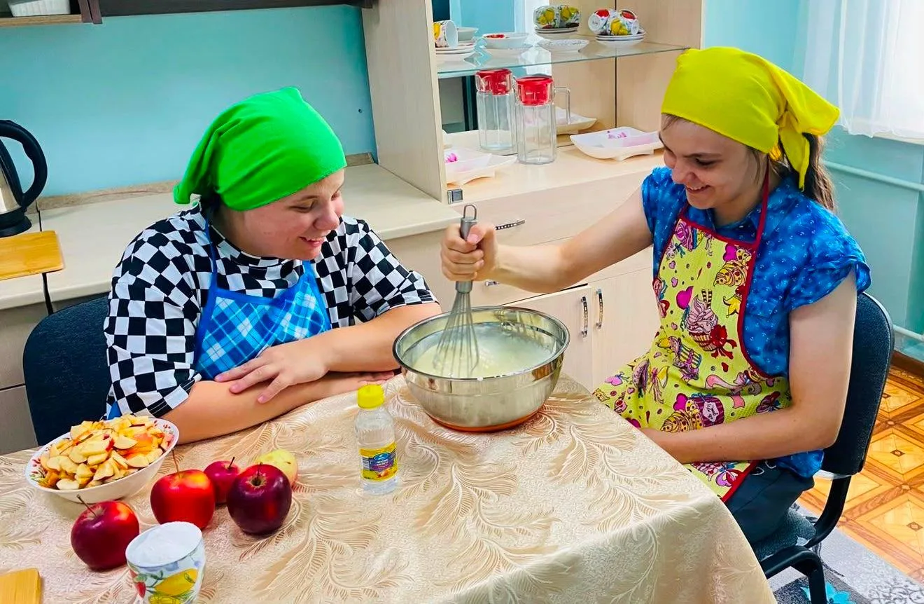 Сегодня в честь Яблочного Спаса мы с девочками испекли классическую 🍎 шарлотку — и хот...