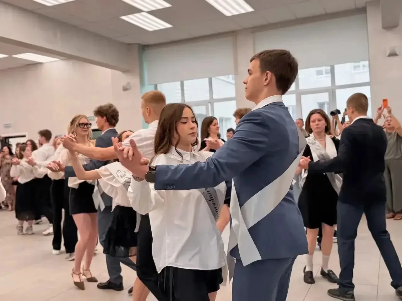 🎓 Последний звонок: слезы, радость и новые горизонты!  Сегодня в гимназии царила особая атмосфера: л