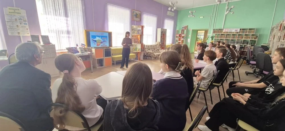 🇷🇺Крымская весна🇷🇺  Обучающиеся 7-В класса,  вместе с классным руководителем Степаненко Анной Виктор