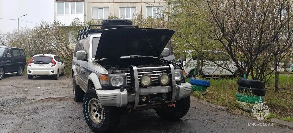 В Магадане оперативно ликвидировали возгорание автомобиля: пожар возник из‑за проблемы с аккумулятор