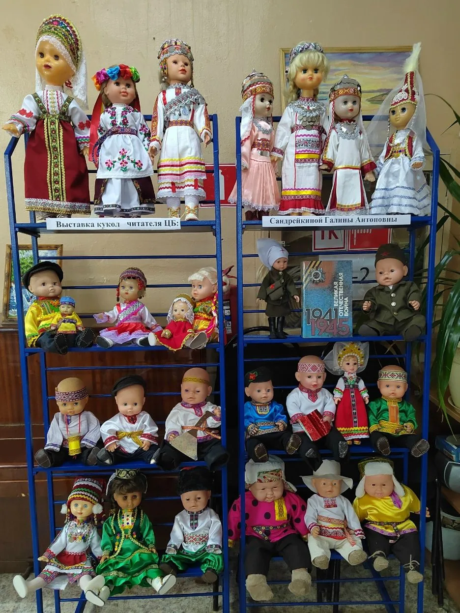 Увидеть всю Россию в миниатюре не выходя из библиотеки? Легко, если ваша соседка - Гали...