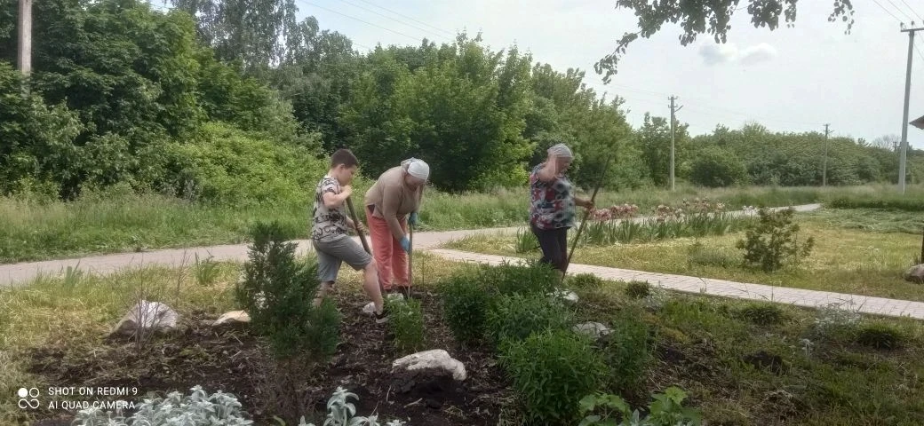 Сегодня работниками администрации , жителями села и депутатами Кучугуровского СП Л. И. ...
