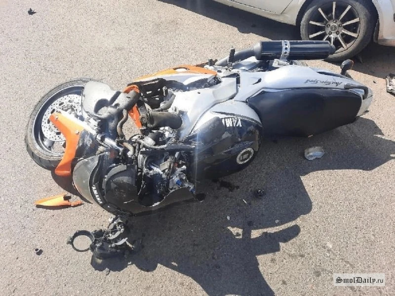 В Рославле столкнулись "Лада", Yamaha и Opel: пострадал мотоциклист