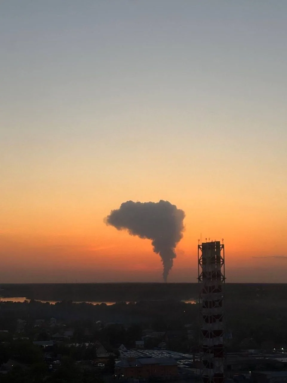 🌫️ На северо-западе Подмосковья заметили огромный столб чёрного дыма   Жители Химок, Зеленограда, Кр