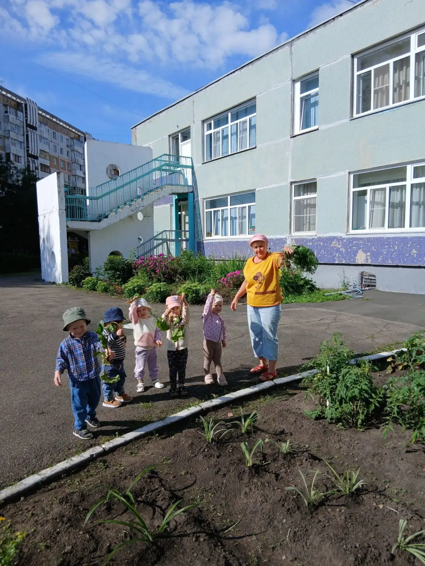 "Урожай у нас неплох:выросла морковка,свекла,дыня,помидоры, перец и лук" Малыши группы ...