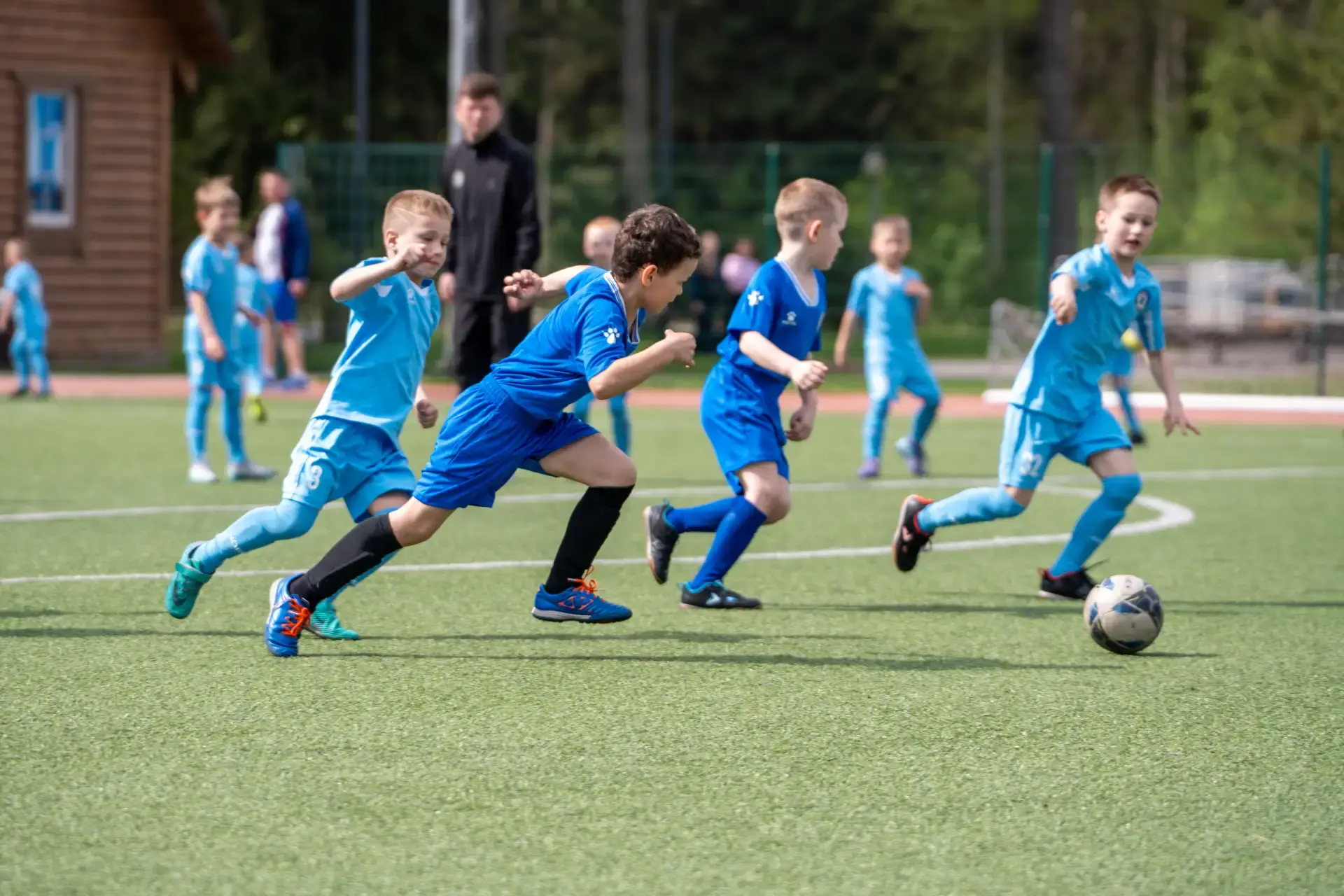 ⚽️ Футбол объединяет юные таланты!  В детском центре «Россонь» прошёл большой спортивный фестиваль в