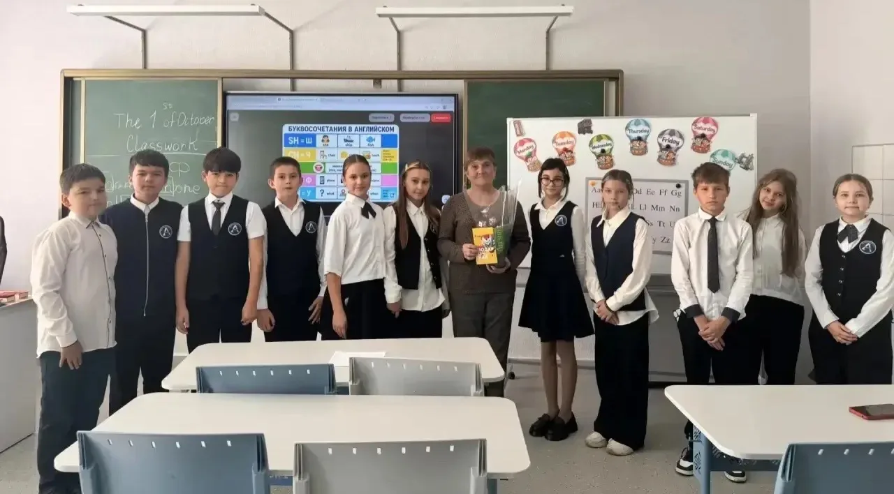 Учащиеся 5И класса поздравили Нурсилю Фанилевну.