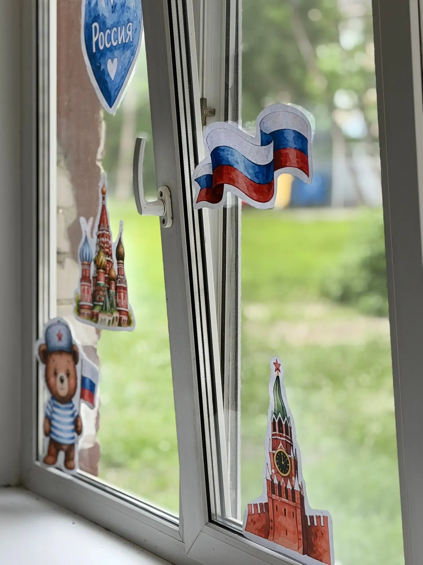 📸Рубрика «Ловим кадры»📸

В преддверии Дня России юные художники превратили обычное окно в настояще