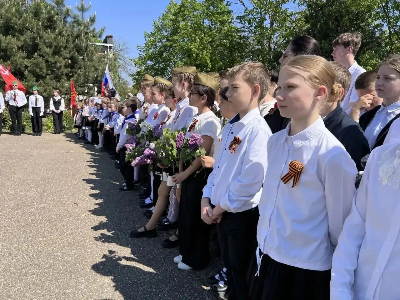 🚩Сегодня в городской школе №3 прошла торжественная линейка, посвященная Дню Победы.  На мероприятии 