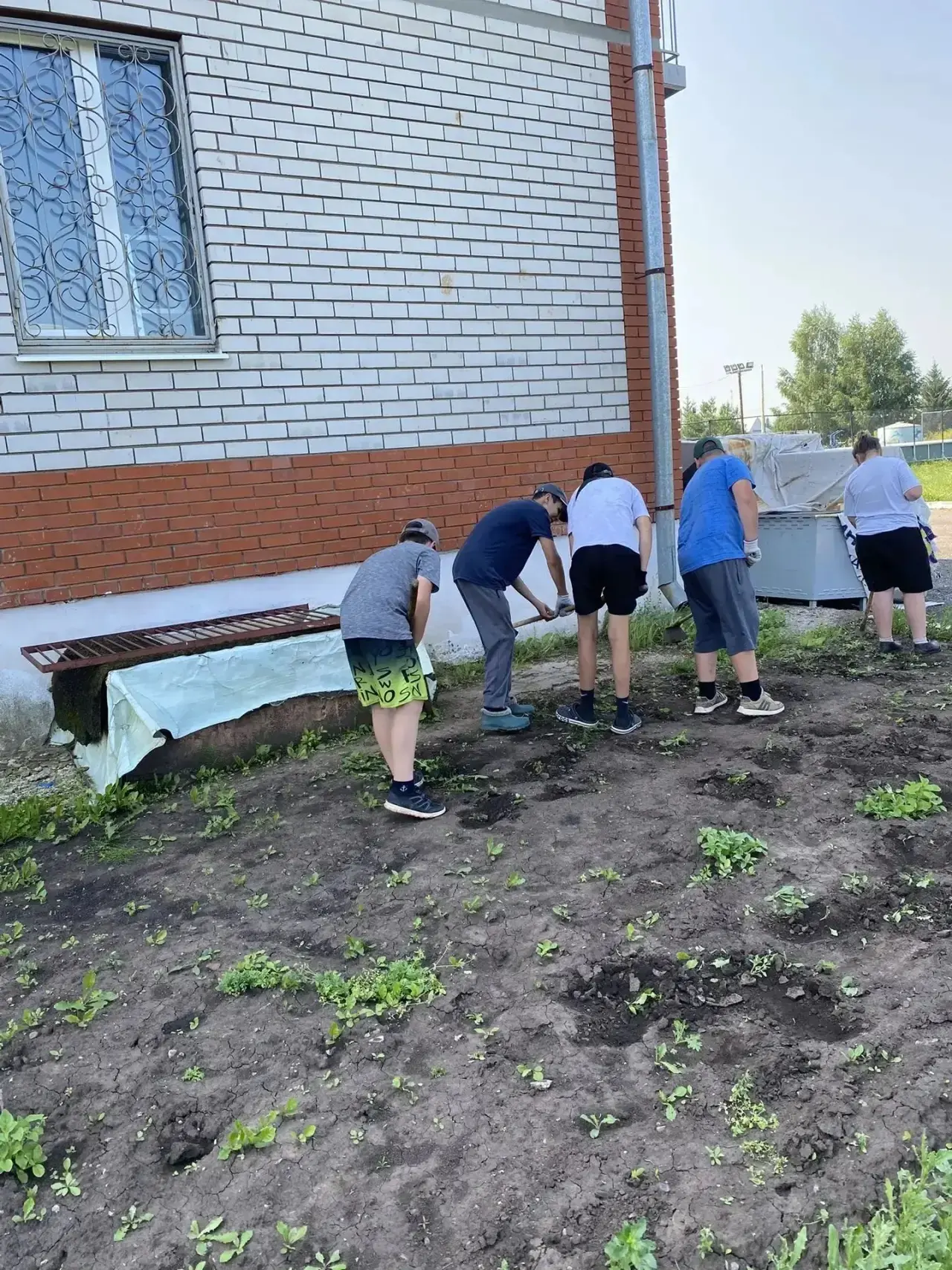 🎉 Субботник в нашей школе! 🎉

Вчера и сегодня вся школа объединилась ради общего дела — мы наводил