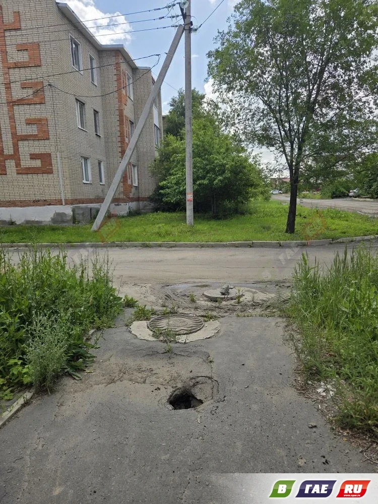 В 8-м микрорайоне города появилась новая «достопримечательность».

Возле дома №14 прямо у канализаци