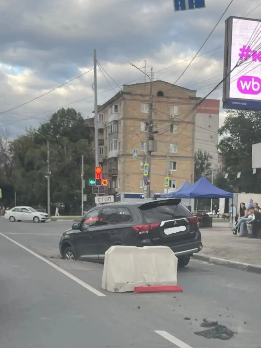На улице Гагарина машина провалилась в яму на дороге около дома № 49, рядом со станцией...
