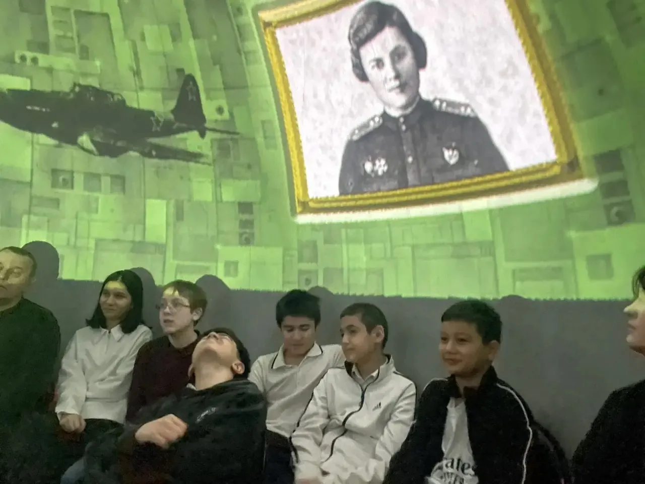 🚀Яркий космический праздник в корпусах школы!  В корпусах нашей школы в честь 65-летия Дня космонавт