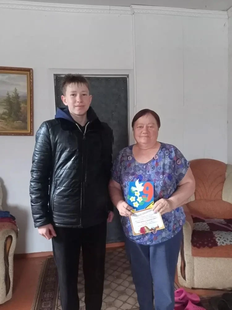 🌷❤️  Накануне Дня Победы волонтёрский отряд "#PROдобро" и учащиеся психолого-педагогического класса,