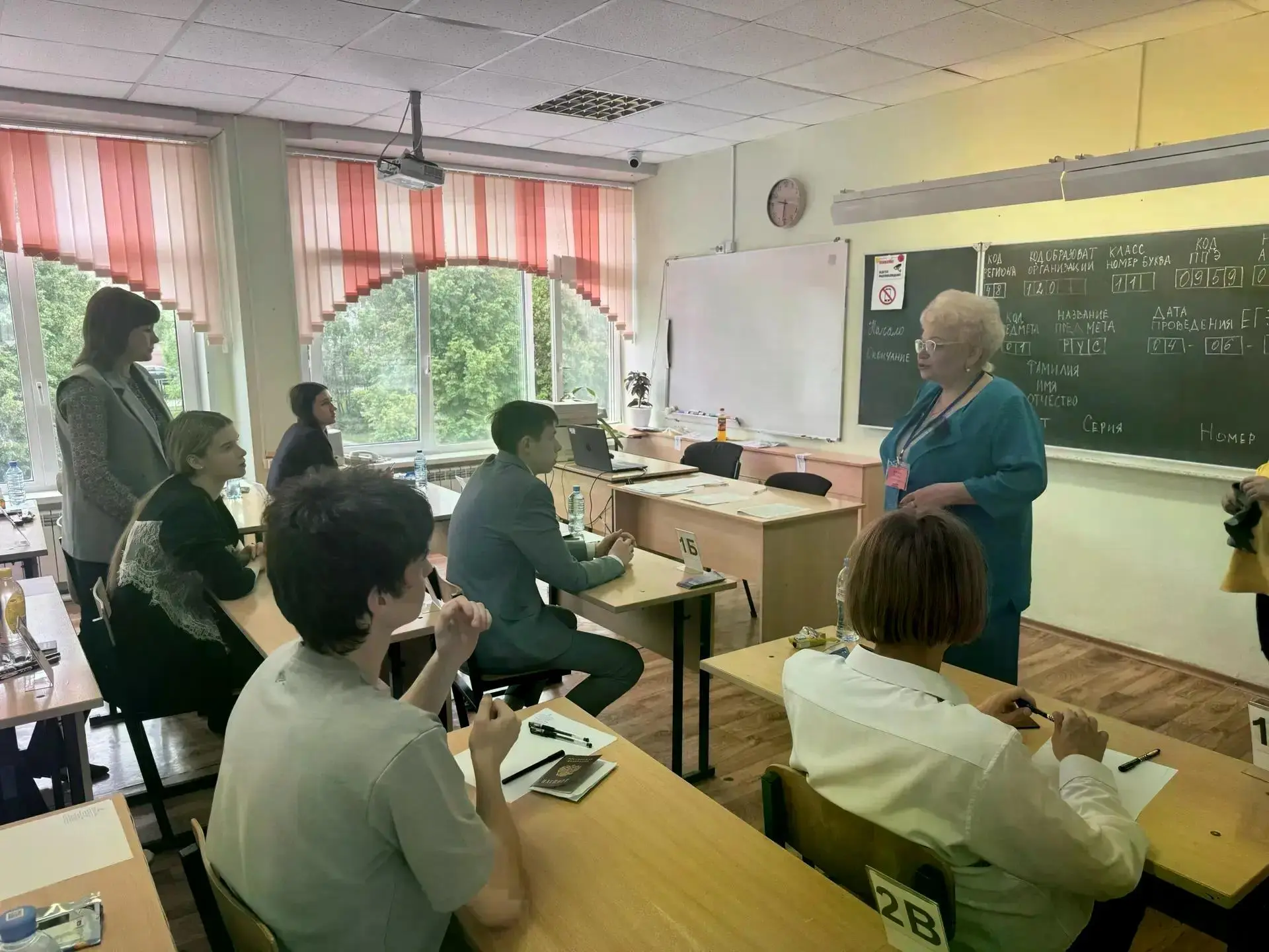 Защита прав выпускников на ГИА‑11: Оксана Хлякина посетила экзамен в «Перспективе»