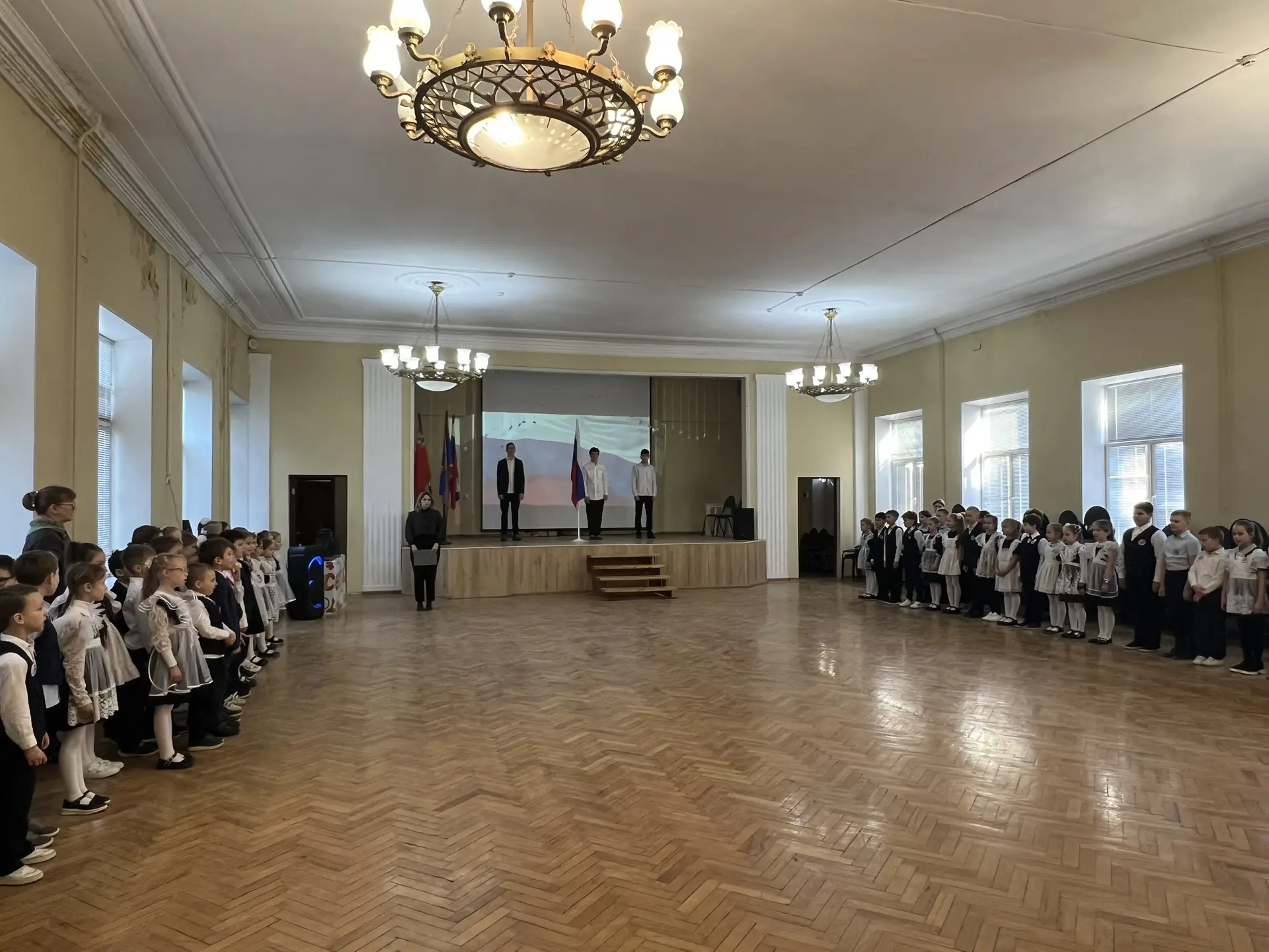 Понедельник по традиции в нашем лицее начался с торжественной церемонии выноса флага РФ...